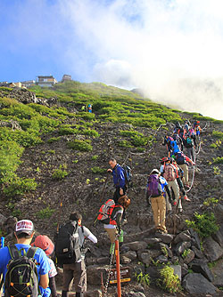 コラム「ひび是好日」Vol.48：山開き前の登山はダメなのか？